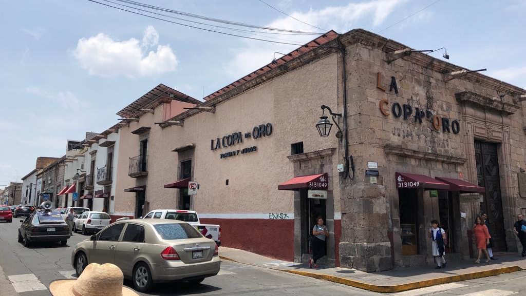 Fachada de El Tejaban con comensales disfrutando de comida tradicional