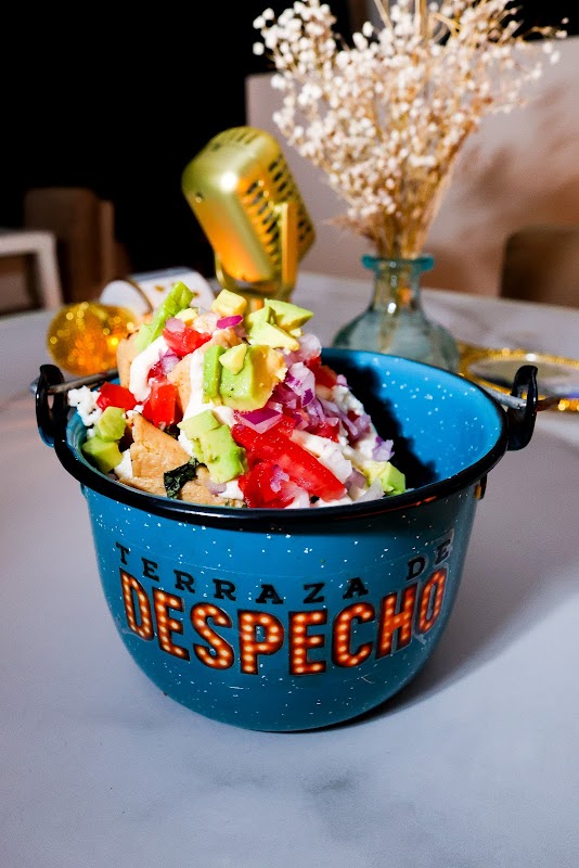 AMORD3 | Bar emocional – dim interior with saxophonist on stage and a colorful margarita being poured