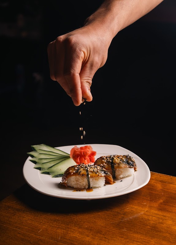 Itto Roll con camarón tempura y salsa de mango en Sushi itto, primer plano del roll sobre la mesa