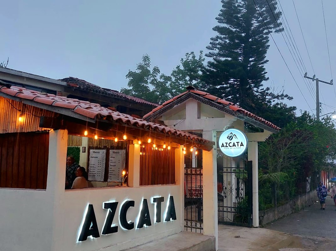 Primer plano del frappe de café con leche de almendra en Cafetería Azcata, mostrando la espuma cremosa y el vaso transparente