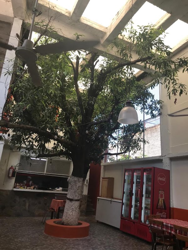 Interior de Santa Julia Restaurante dentro del Hotel Misión San José, con mesas elegantes y luz tenue