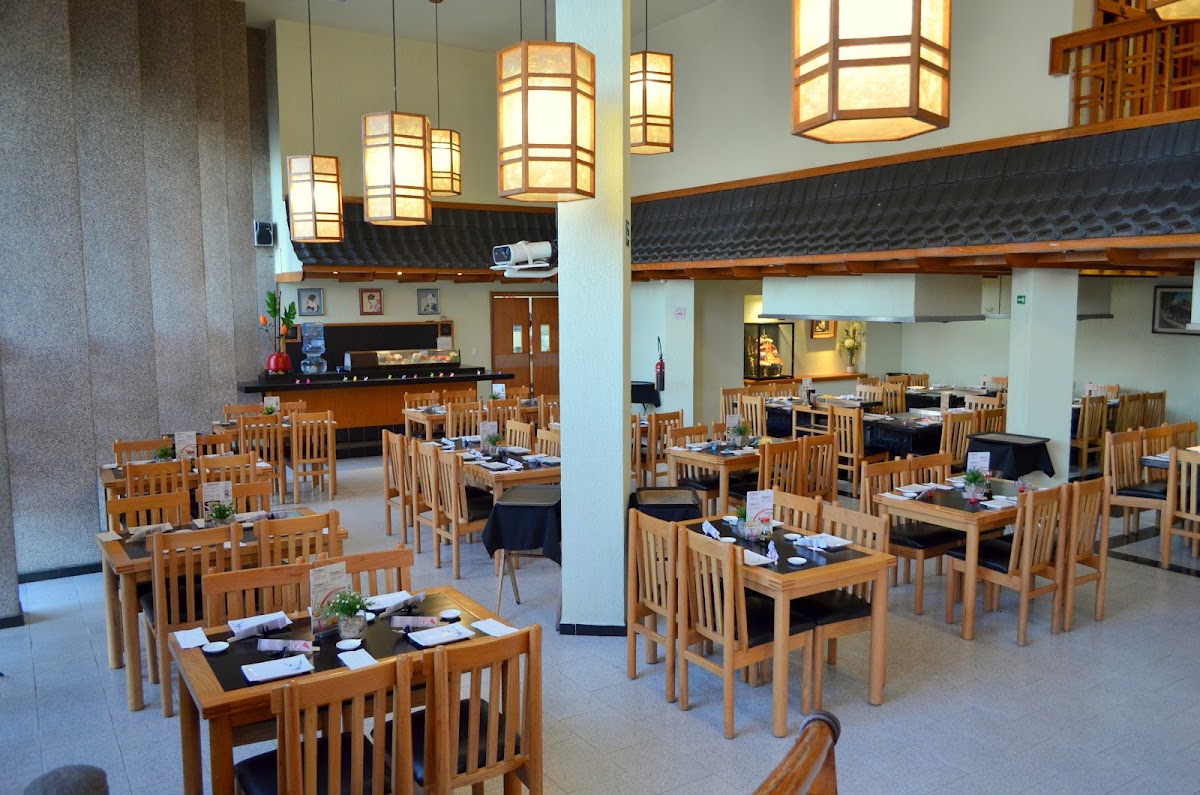 Interior minimalista y una bandeja de maki en Shiroi‑ie, resaltando la simplicidad del espacio