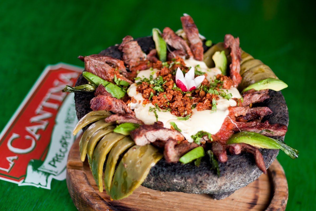 Cantina con ambiente de parrilla y mariachi