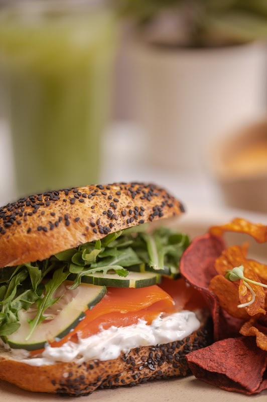 Chicken panini saludable en Vioasis Healthy Restaurant, con pan integral tostado y verduras frescas, sobre una mesa luminosa