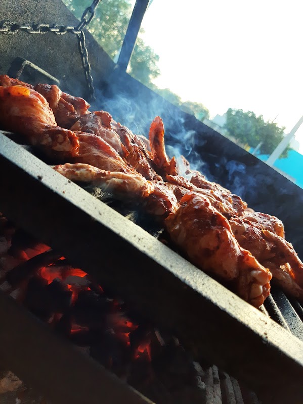 Barbacoa La Desviación con su comal de tortillas y una bandeja de carne de cordero al horno, interior del restaurante