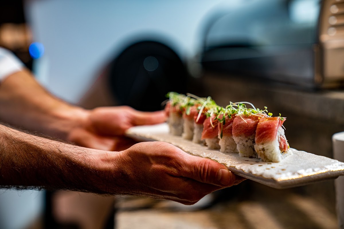 Sushi premium y barra de chefs en Sawa Sushi Tijuana — vista del mostrador con platos de sushi y sashimi