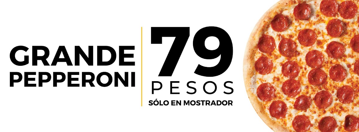 Rebanada de pizza con ingredientes variados sobre una bandeja de madera