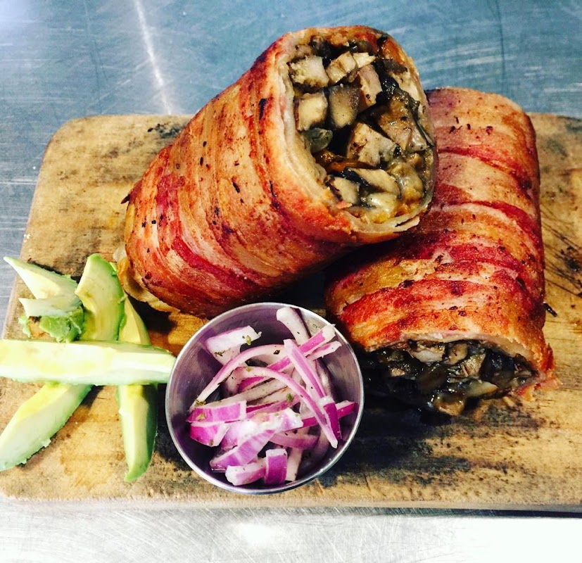 Tijuanazo Hipódromo – imagen del taco de asada en la barra del Hipódromo, resaltando la mezcla de especias