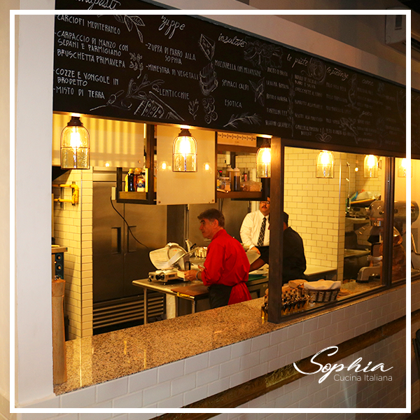 Imagen del chef de Giuseppis preparando un risotto de mariscos en la cocina abierta.