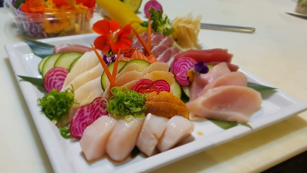 Interior de Koi Sushi con presentación vibrante de comida