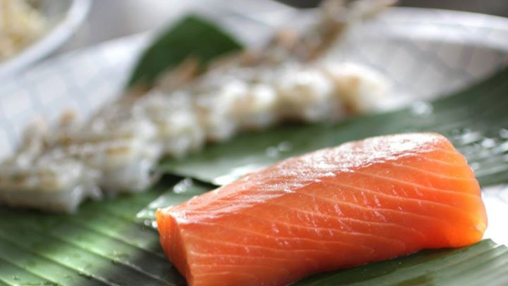 Komasa's teppanyaki chef works the grill under soft lighting.