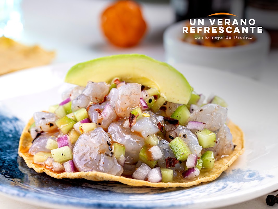 Plato de ceviche de pulpo en Los Arcos Restaurant, con lima y cilantro fresco