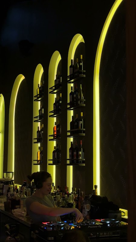 Vista del interior de Gianluca Ristorante Pizzería con horno de leña encendido y pizza margherita recién salida