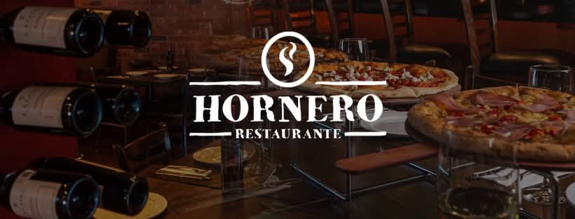 Pizzería Suprema – foto del interior con la pizza de cebolla caramelizada y miel picante en primer plano