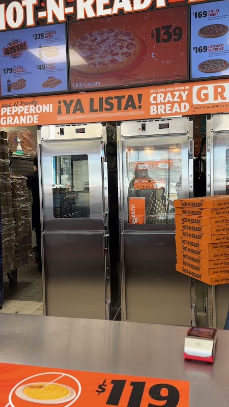 Little Caesars Cucapah – foto del mostrador de autoservicio con varias cajas de pizza de pepperoni