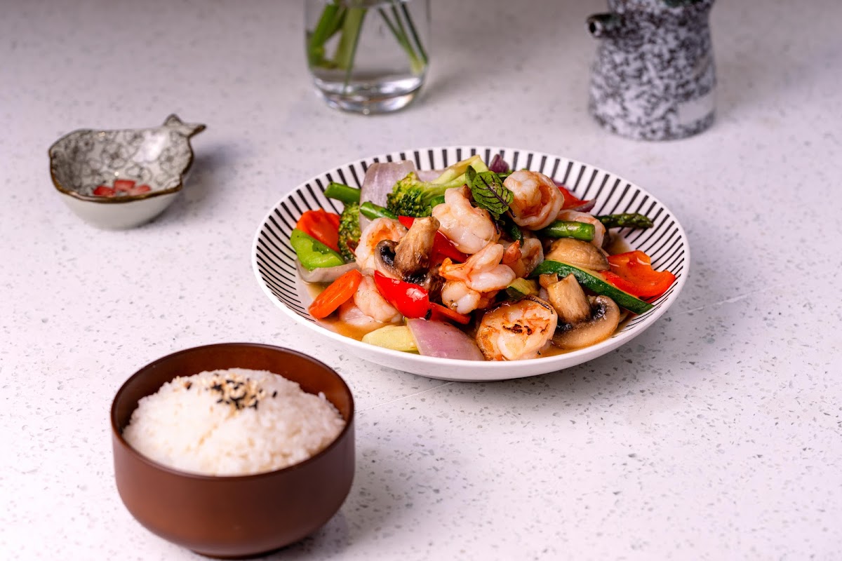 Sawa Sushi Tijuana – close‑up of the Dragon Roll on the sushi bar, bright colors, fresh fish