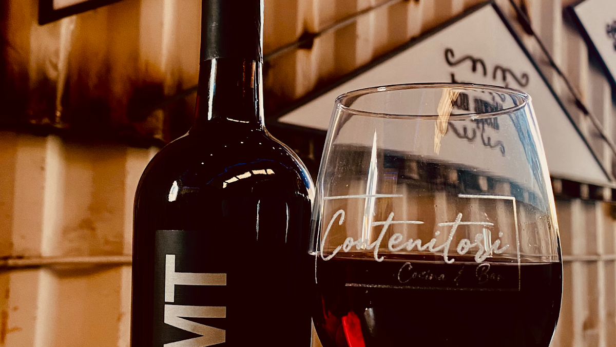 Contenitori Café te & Bistro’s sunlit patio with art supplies and cacti, capturing the creative calm of Tijuana’s café culture.