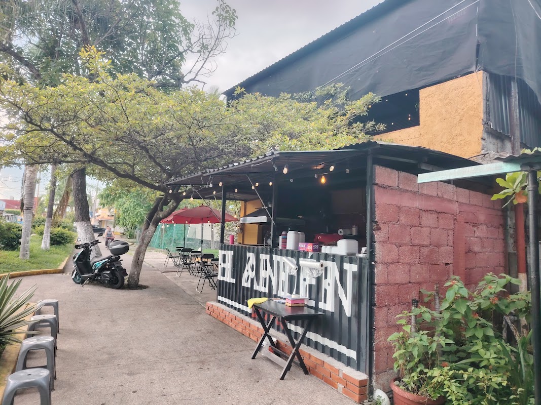 EL ANDÉN Est. 2018 Yanga — interior mostrando el mostrador de hamburguesas con carne asada en la parrilla y una soda artesanal