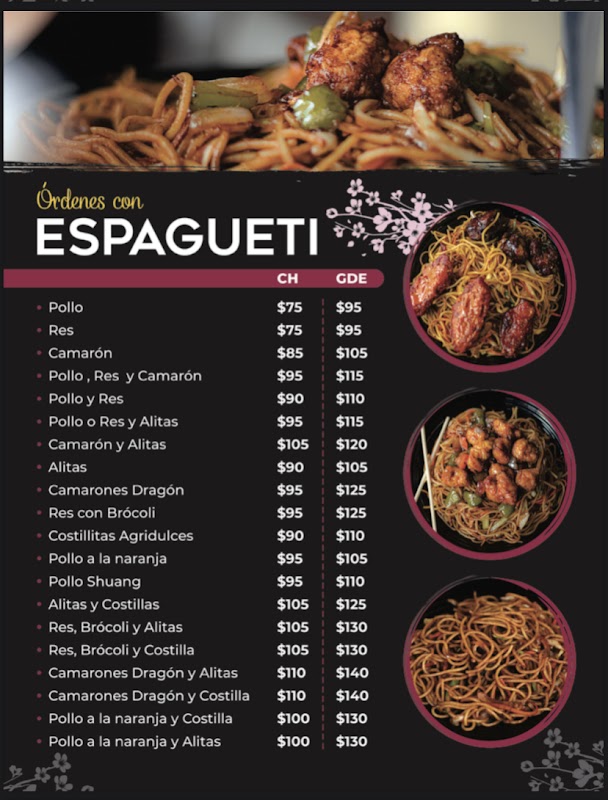 Cerezos Wok Zacatepec – mostrador con platos de pollo a la naranja y mojito de frutos rojos, luz natural y clientes en fila